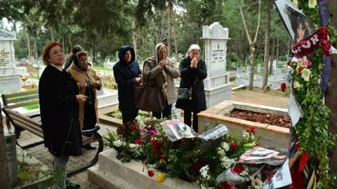 Anneler Derneği Özgecan'ın Ailesini Ve Mezarını Ziyaret Etti