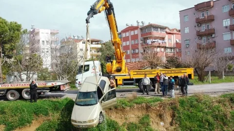 Otomobil Kanala Uçtu Sürücünün Burnu Bile Kanamadı