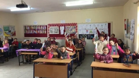 Türk Eğitim Sen'den Mardin'deki Öğrencilere Kırtasiye Yardımı