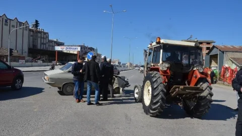 Otomobil İle Traktör Çarpıştı 2 Yaralı