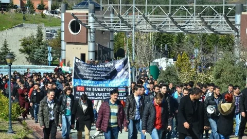 Kocaeli Üniversitesi'nde Ülkücüler Hocalı Katliamı İçin Yürüdü