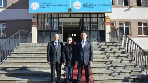 Türkiye'nin En Genç Yazarı Şefika Güney Kayseri'de Öğrencilerle Buluştu