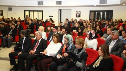 Küçük Yaştaki Kız Çocuklarını ‘Gelin Etmeyin Okula Gönderin'