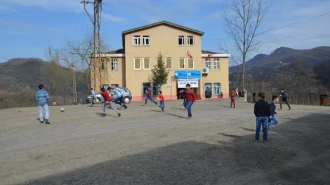 Bahçesinden Yol Geçen Okul