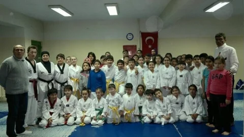 Burhaniye'de 6 Yaşındaki Hasan Taha Sarı Kuşak Sahibi Oldu