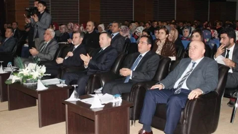 Siirt'te 'küçük Yaşta Evliliklerin Önüne Geçilmesi Ve Kadına Yönelik Şiddet' Konulu Çalıştay
