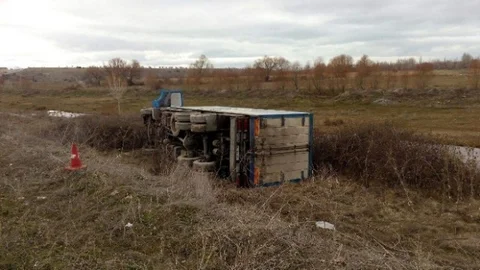 Beyşehir'de Kamyon Şarampole Devrildi 2 Yaralı