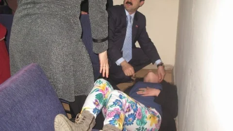 Başbakan'ın Doktorundan Bayılan Kadına Müdahale