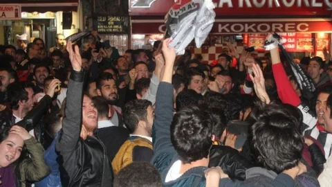 Beşiktaş Taraftarlarından Davullu Zurnalı Kutlama