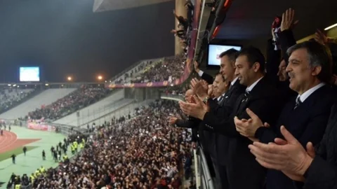 Abdullah Gül'den Galibiyet Pozu