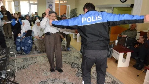 Yaşlılar Polis Memurlarıyla Çiftetelli Oynadı