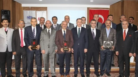 Elazığ'ın Vergi Rekortmenlerine Düzenlenen Programla Plaket Verildi