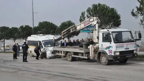 Balıkesir'de Öğrenci Servisi Kazası 13 Öğrenci Yaralı