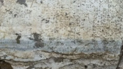 Yağmur Tarihi Mezar Taşlarını Ortaya Çıkarttı