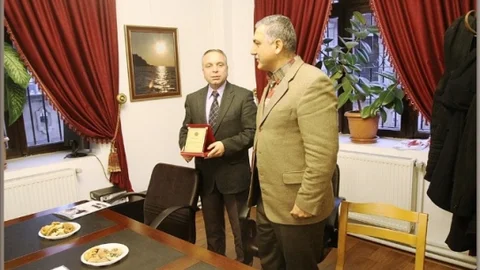 Yazma Eser Kütüphanesi Müdürü Mehmet Öztürk'e Plaket