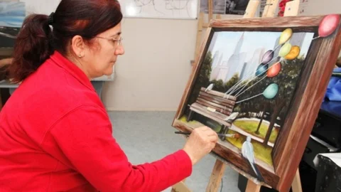 Bucalı Kadınlar Resim Yaparak Gelir Sağlıyor