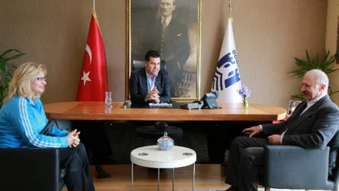Başarılı Voleybolcular Başkan Kocadon'u Ziyaret Etti