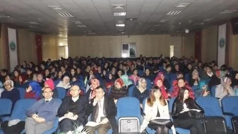 Bartın'da Necip Fazıl Şiirlerini Ezbere Okuma Yarışması Yapıldı