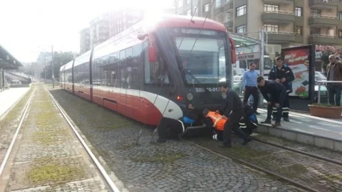 Raylı Sistem Treni Arıza Yapınca Bakım Ekibi Zamanla Yarıştı