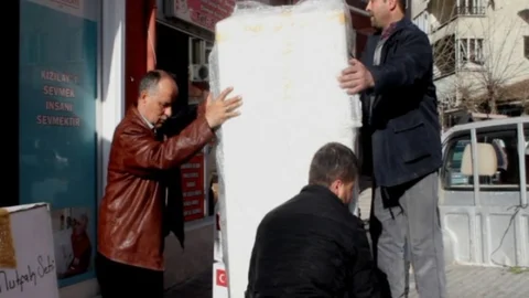 Evi Yanan Aileye Kızılay'dan Yardım