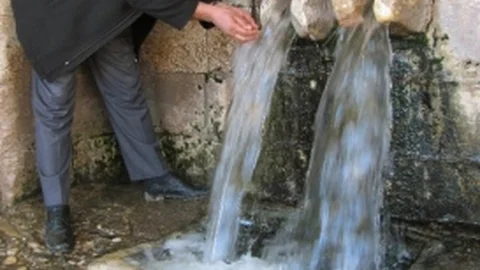 Tarihi Çeşmeden 8 Yıl Sonra Su Akmaya Başladı