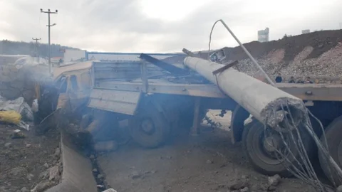 Önce Köpeğe Ardından Duvara Çarpan Tir Parçalandı
