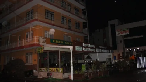 İzmir'de Çökme Tehlikesiyle 2 Bina Boşaltıldı