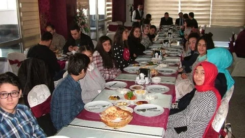 Kaymakam Sarı Ve İlçe Milli Eğitim Müdürü Ceylani Başarılı Öğrencilerle Kahvaltıda Bir Araya Geldi