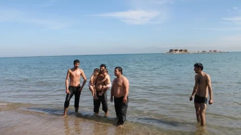 Suriyeli Sığınmacılar Şubat Ayında Denizin Keyfini Çıkarıyor