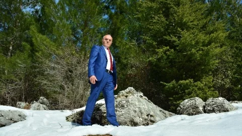 Beluk Dağ Taş Kar Fırtına Demeden Geziyor