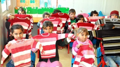 Suriyeli Ana Sınıfı Öğrencisine Kışlık Elbise Dağıtıldı