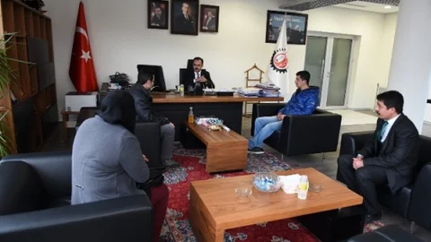 Görme Engellilerden Başkan Cahan'a Plaket