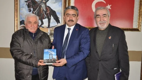 Yazar Mehmet Eroğlu'ndan Başkan Alıcık'a Hediye