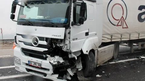 Tir İle Otomobil Çarpıştı 1 Ölü 2 Yaralı