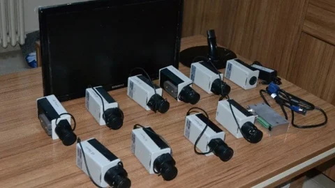 Okulun Yeni Kameralarını Çaldılar Satamadan Yakalandılar