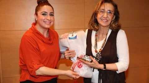 İzmir'de Kitap Kulübü Projesinin İlk Konuğu İnci Aral Oldu