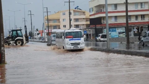 Didim Yağmura Teslim Oldu Cadde Ve Sokaklar Göle Döndü
