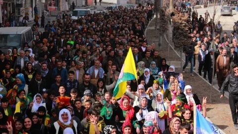Hakkari'de Ulusal Kıyafet Yürüyüşüne Yoğun Katılım