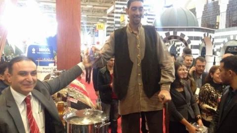 Dünyanın En Uzun İnsanı Siirt Kahvesi İkram Edildi