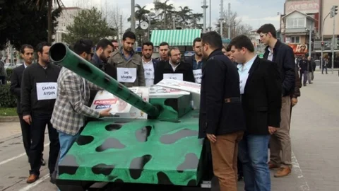 28 Şubat'a Tanklı Protesto