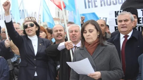 Kırım Tatarları Rusya Büyükelçiliği Önüne Siyah Çelenk Bıraktı