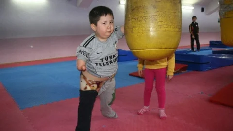 Engelli Minik Muhammet Enes Azmiyle Örnek Oluyor