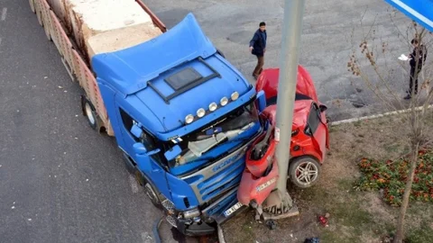 Kontrolsüz Çıkan Otomobil Kazaya Neden Oldu 1 Yaralı