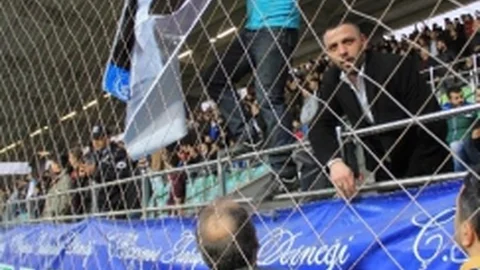 Polis Fırat Çakıroğlu Posterini Ve Türk Bayrağını İndirdi