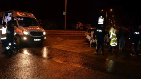 Otomobiller Çarpıştı 3 Yaralı