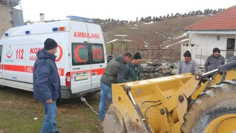 Çamura Saplanan Ambulansı Belediye Ekipleri Kurtardı