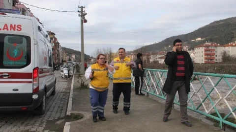 Çaya Atlayan Yaşlı Kadın Kayboldu