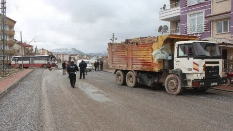 Belediye Otobüsü İle Kamyon Çarpıştı 1 Yaralı