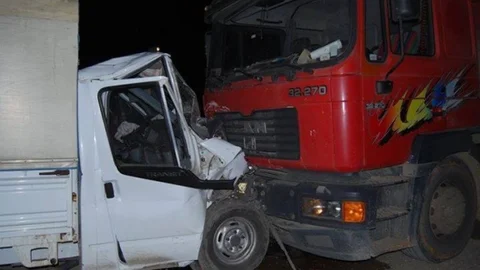 Bursa'da Tir İle Kamyonet Kafa Kafaya Çarpıştı 2 Yaralı