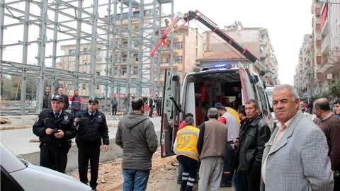 Manisa'da otopark inşaatında vinç sepeti düştü 3 yaralı